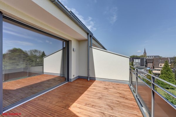 Großzügige Dachterrasse mit blickdichtem Aluminiumgeländer in puristischem Stil