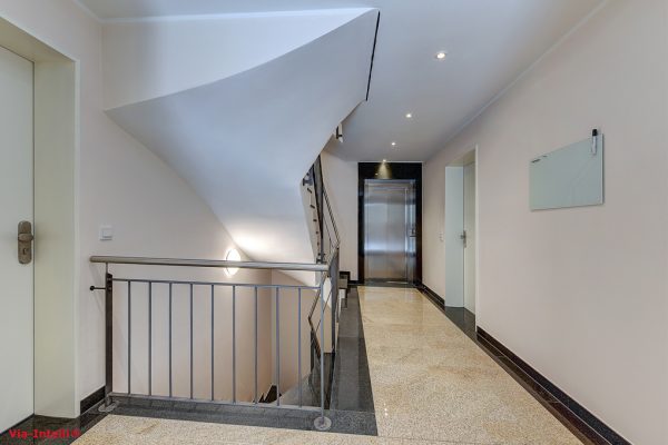 Kontrastreiches edles Granit-Treppenhaus mit Aufzug und LED-Beleuchtung