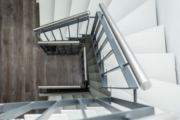 Treppenkonstruktion mit lichtgrauen Stufen